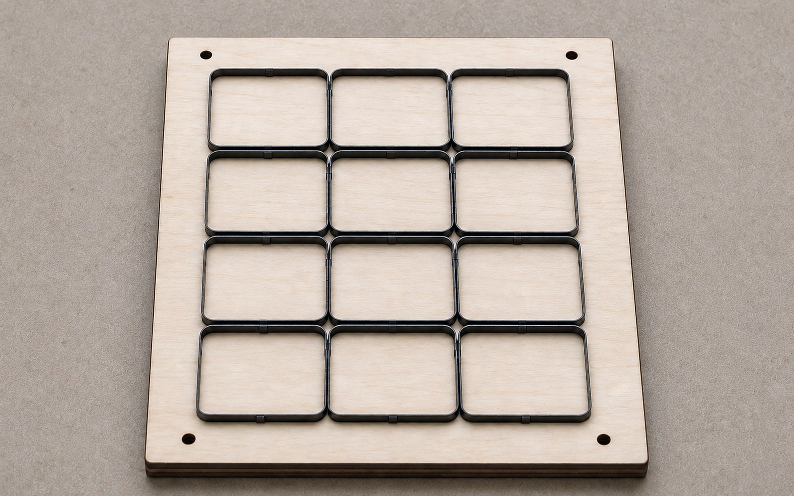 Sheet-fed label cutting die with steel rules in three columns and four rows