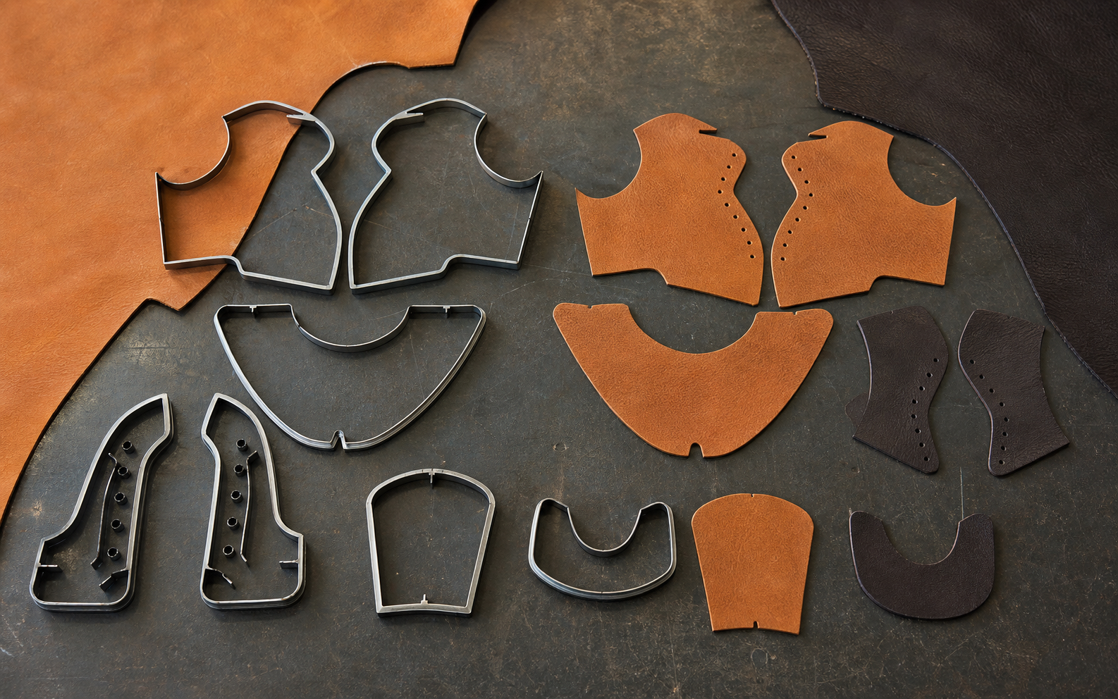 Mirrored steel cutting dies for leather shoe vamps, quarters and tongue components